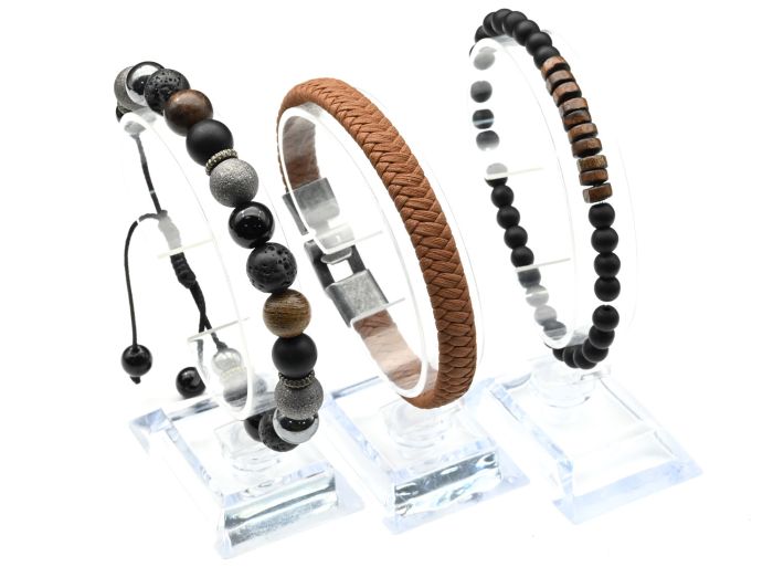 A set of men's braided leather bracelets, 18-21cm.