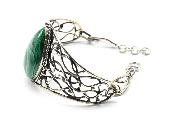 The bracelet is malachite, 18 cm.