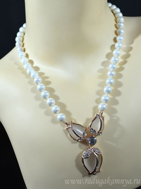 Beads made of white Majorca, pendant "Tulip" made of cat's eye color.white, 48cm