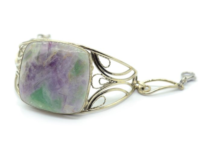 The bracelet is fluorite, 18.5cm.