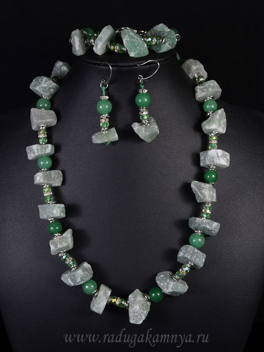 Beads, bracelet and earrings made of jade with zircon, 50cm, 19cm, 4cm