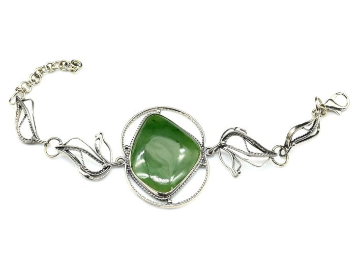 Bracelet with jade, 17 cm.