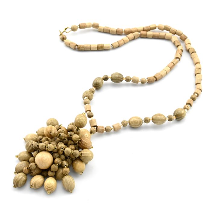 Beads made of wood with a Currant pendant, 56cm