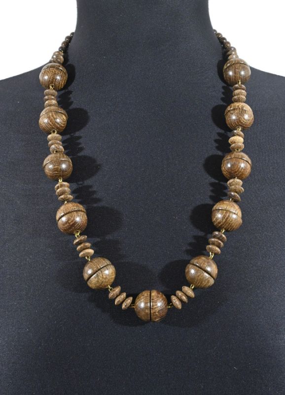 Beads made of wood Nuts 20mm, 65cm