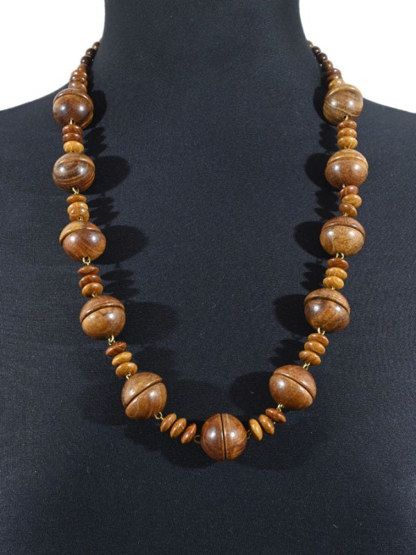 Beads made of wood Nuts 20mm, 65cm